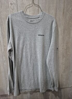 Patagonia Heather Gray Long Sleeve Logo Tee (Size M)